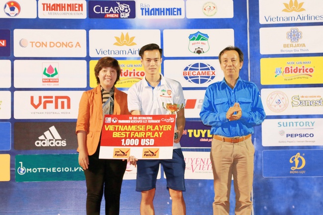 Cầu thủ Nguyễn Văn Toàn (Hoàng Anh Gia Lai) được phiếu bầu chọn tuyệt đối- nhận giải cầu thủ xuất sắc, ngoài ra Văn Toàn còn nhận giải Vua phá lưới.