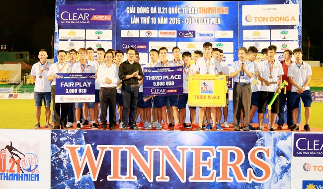 Đội Hoàng Anh Gia Lai nhận giải ba với 5.000 USD.