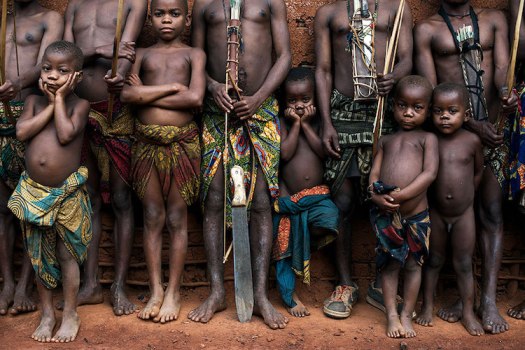 Những nét văn hóa đặc trưng như hình xăm, hình vẽ cơ thể là nét đặc trưng trong các bức ảnh của Passarini (Ảnh: nhóm người lùn Bambuti của nước Cộng hòa Dân chủ Congo)