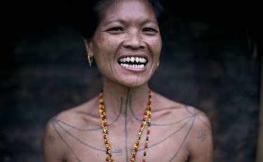 Một trong những lý do khiến Passarini đam mê khám phá những nhóm dân tộc thiểu số vì ở đây, ông cảm thấy như được tách hẳn ra với thế giới công nghệ trên toàn cầu (Ảnh: người phụ nữ Mentawai, trong những hòn đảo Siberut)
