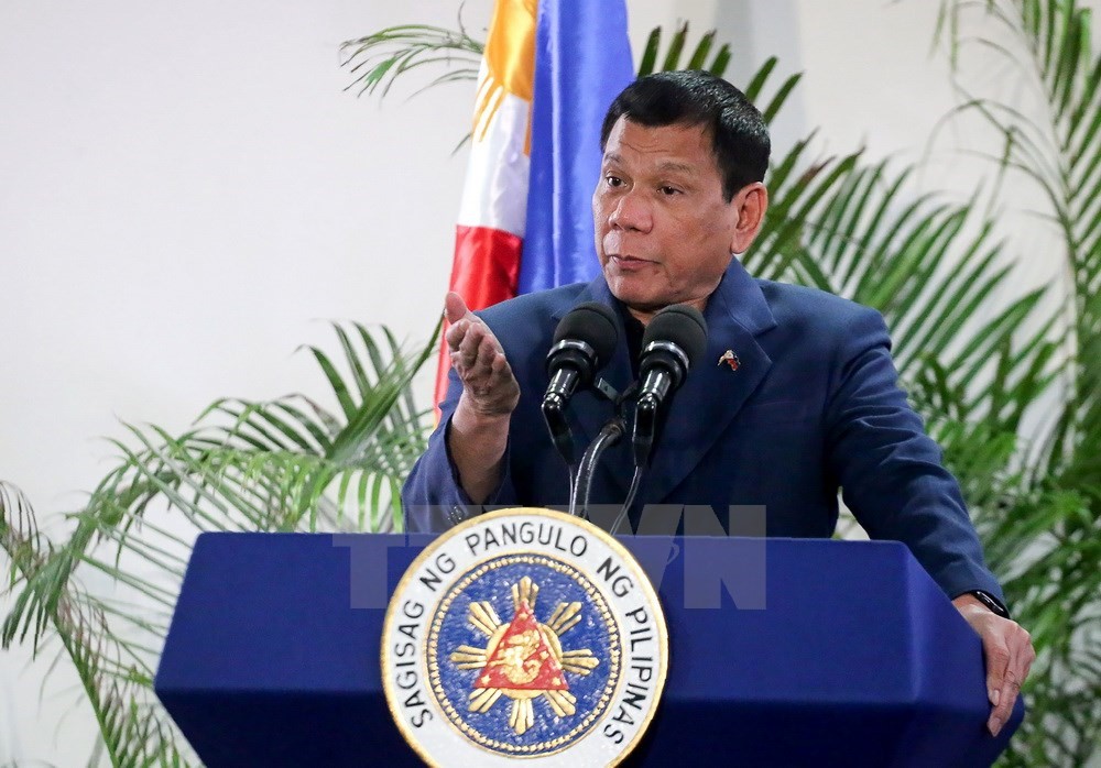 Tòa Trọng tài bác bỏ yêu sách của Trung Quốc ở Biển Đông: Tổng thống Philippines Rodrigo Duterte tái khẳng định lập trường của Manila là không xa rời phán quyết của Tòa Trọng tài ở Hague (Hà Lan) trong vụ Philippines kiện Trung Quốc liên quan đến vấn đề chủ quyền trên Biển Đông. (Nguồn: AFP/TTXVN)