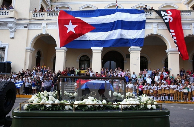 Lãnh tụ cách mạng Cuba Fidel Castro qua đời: Người dân vĩnh biệt cố Lãnh tụ Fidel Castro khi đoàn xe tang mang tro cốt của ông tới Matanzas Malecon, Cuba, ngày 30/11. (Nguồn: EPA/TTXVN)