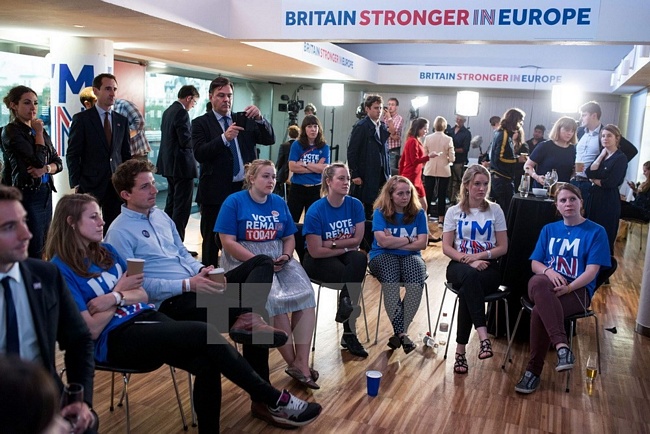 Anh lựa chọn rời khỏi Liên minh châu Âu: Nỗi thất vọng của các cử tri ủng hộ Anh ở lại EU khi kết quả cuối cùng cuộc trưng cầu ý dân được công bố ở London ngày 24/6. (Nguồn: AFP/TTXVN)