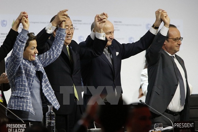 Hiệp định Paris về biến đổi khí hậu chính thức có hiệu lực. Ngoại trưởng Pháp Laurent Fabius (giữa), Tổng thư ký Liên hợp quốc Ban Ki-moon (thứ 2, trái), Tổng thống Pháp Francois Hollande (phải) và đại diện các nước chụp ảnh chung tại Hội nghị thượng đỉnh về biến đổi khí hậu (COP 21) ở Paris, Pháp. . (Nguồn: AFP/TTXVN)