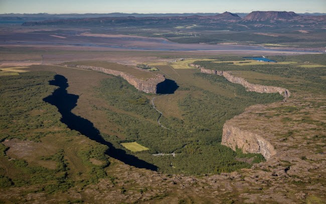Cánh đồng muối Salar de Uyuni ở Bolivia hình thành từ một hồ tiền sử cạn khô cách đây 3.000 năm. Đây là cánh đồng muối lớn nhất thế giới với diện tích hơn 10.000 km2, lớn gấp 25 lần cánh đồng muối Bonneville ở bang Utah, Mỹ. Salar de Uyuni cung cấp hơn 25.000 tấn muối mỗi năm.