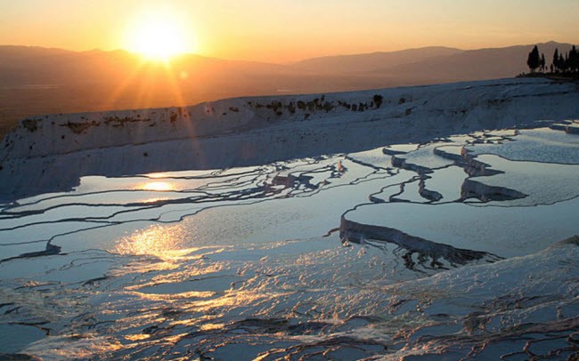 Vườn quốc gia Thung lũng Chết ở Mỹ là một trong những nơi bí ẩn nhất thế giới. Cho đến nay, các nhà khoa học vẫn chưa thể lý giải được hiện tượng hàng nghìn hòn đá biết đi trong lòng hồ cạn Racetrack Playa ở thung lũng này. Một giả thuyết cho rằng, khi những tảng đá ướt hay phủ bởi băng, chúng được gió mạnh thổi đi.