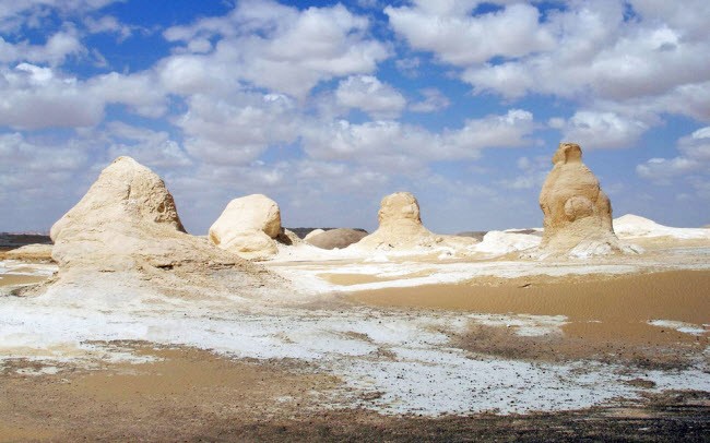 Những khối đá màu trắng khổng lồ với nhiều hình thù khác nhau xuất hiện trên sa mạc gần thị trấn Farafra ở Ai Cập. Hình thù của chúng không phải do các nhà điêu khắc tạo ra mà là kết quả của gió mạnh. Vùng đất này từng bị ngập dưới nước biển và khi nước biển rút xuống, các tầng trầm tích bắt đầu vỡ ra trước khi hình thành các khối đá có hình thù kỳ dị như ngày nay.