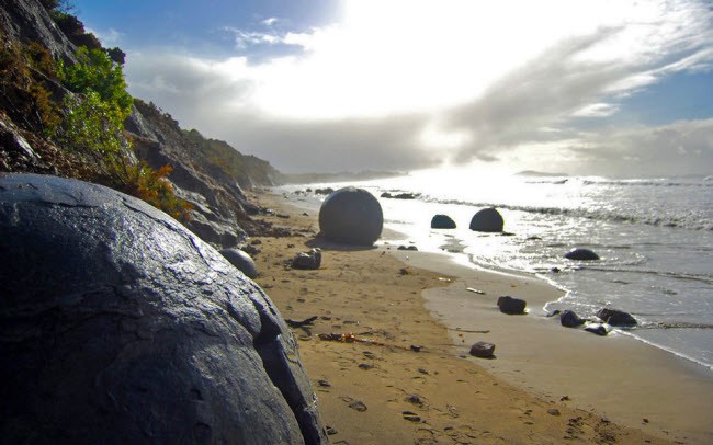 Những khối đá hình cầu bí ẩn như quả trứng “khủng long” hóa thạch trên bãi biển Koekohe, tại làng Moeraki, phía đông nam New Zealand. Các nhà khoa học giải thích, đây là các khối kết thạch hình thành cách đây hơn 50 triệu năm. Những khối đá như thế này cũng được tìm thấy trên bãi biển Bowling Ball ở Mỹ hay các địa điểm khác ở Canada và Nga.