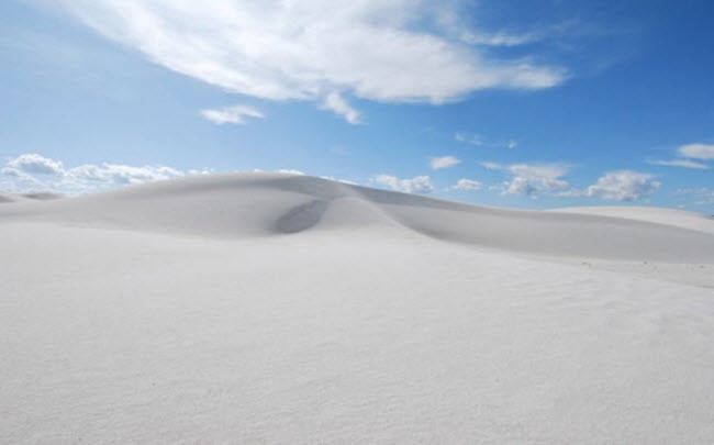 Những cồn cát trắng như đường di chuyển trên sa mạc Chihuahuan tại bang New Mexico ở Mỹ với tốc độ hơn 9 m/năm. Khi nước giàu chất khoáng từ hồ Lucero gần đó bốc hơn, nó tạo thành thạch cao trên các cồn cát này. Từ những năm 1990, du khách có thể đi bộ đường trường để khám phá vẻ đẹp ở nơi đây.