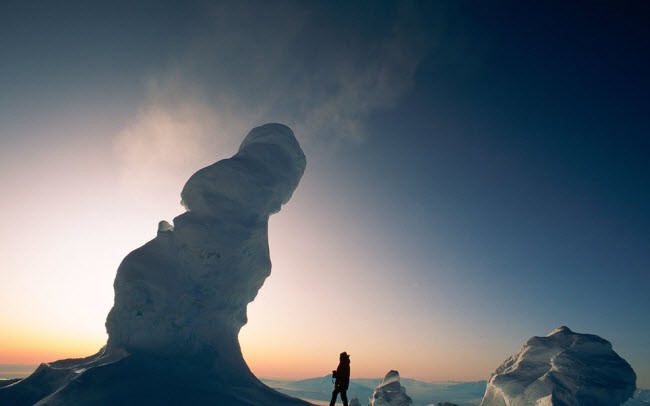 Trên các sườn đóng băng của núi lửa  Erebus ở Nam Cực, khí gas cực nóng phun lên qua các lỗ nhiệt để tạo thành các hang lớn trong băng. Khi khí gas núi lửa đi qua các hang động, chúng tạo ra các tháp khói băng có thể đạt độ cao hơn 18 m.
