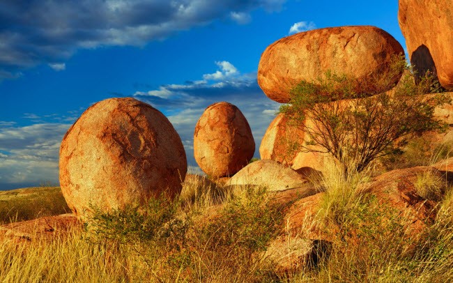 Khu bảo tồn thiên nhiên Karlu Karlu là một trong những kỳ quan thiên nhiên đẹp nhất ở Australia. Nơi đây lưu giữ những chứng tích về tôn giáo và văn hóa của thổ dân Aborigines. Điểm hấp nhất ở đây là những tảng đá granit khổng lồ được thiên nhiên tạo ra sau quá trình kéo dài hàng triệu năm.