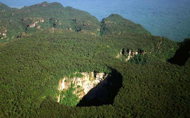 Các hoạt động địa chất đã tạo ra 4 hố tròn khổng lồ có độ sâu hơn 300 m trên đỉnh núi Cerro Sarisariñama ở miền nam Venezuela. Cách đường chính hàng trăm km, khu vực này nằm xa khu dân cư và chỉ được phát hiện vào năm 1961 bởi một phi công bay qua núi.