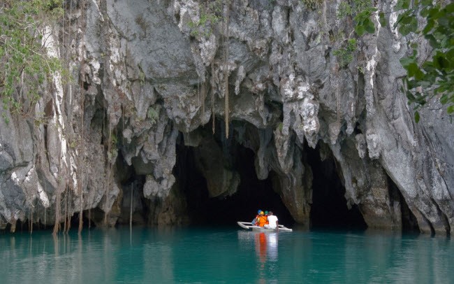 Nằm trên đảo Palawan ở Philippines, Puerto Princesa là dòng sông ngầm dài nhất trên thế giới. Nó chảy ra biển đông qua hệ thống hang động dài 24km. Vườn quốc gia xung quanh đã được UNESCO công nhận là di sản thế giới nhờ có hệ sinh thái đa dạng gồm hơn 800 loài thực vật, 165 loài chim và 30 loài động vật có vú.
