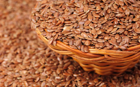 Các loại ngũ cốc thô. Các loại hạt (đặc biệt là hạt lanh, hạt cây gai dầu và hạt chia).