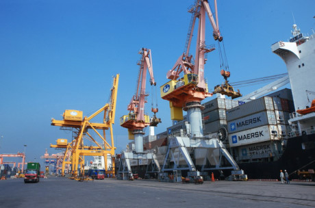 Vượt qua khó khăn, nền kinh tế tiếp tục tăng trưởng khá: Tàu container cập cảng Tân Vũ. (Ảnh: Lâm Khánh/TTXVN)