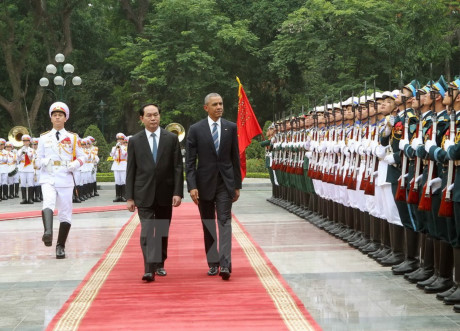 Hoạt động đối ngoại sôi động và hiệu quả: Chủ tịch nước Trần Đại Quang và Tổng thống Hoa Kỳ Barack Obama duyệt Đội danh dự Quân đội nhân dân Việt Nam. (Ảnh: Nhan Sáng/TTXVN)