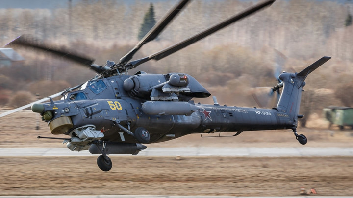Phi đội trên trực thăng Mi-28 bao gồm một phi công và một hoa tiêu hoặc một người điều khiển vũ khí. Ảnh: TASS