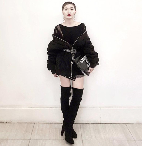 Cũng chọn công thức phối đồ hơi hướng minimalism, VJ Kaylee Hwang thể hiện gu thời trang sành sỏi khi mix ăn ý áo len rách và áo khoác đen cùng đôi boots cao cổ tiệp màu.