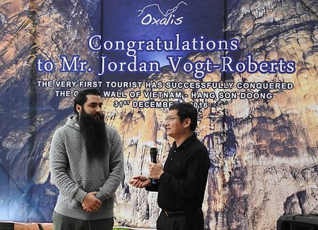 Đạo diễn Jordan Vogt-Roberts nhận quà lưu niệm và Huy hiệu Vàng chinh phục Sơn Đoòng.