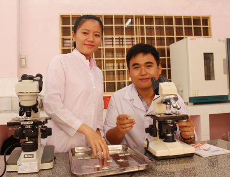 Sinh viên Nguyễn Quốc Thái trong giờ thực hành.