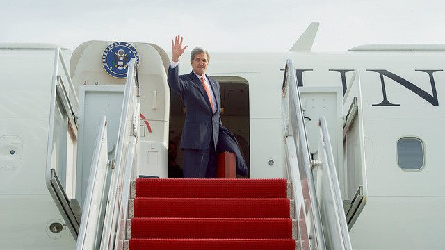 Ngày 11/1, Ngoại trưởng Mỹ John Kerry đã lên máy bay tại căn cứ không quân Andrews, bang Maryland (Hoa Kỳ) để đến Việt Nam. Chuyến thăm kéo dài 3 ngày (12-14/1). Chuyến thăm này có thể là lần cuối ông John Kerry tới Việt Nam trên cương vị Ngoại trưởng Mỹ. Ông Kerry được xem là vị Ngoại trưởng tích cực ủng hộ quan hệ Việt-Mỹ (Ảnh: Bộ Ngoại giao Hoa Kỳ)