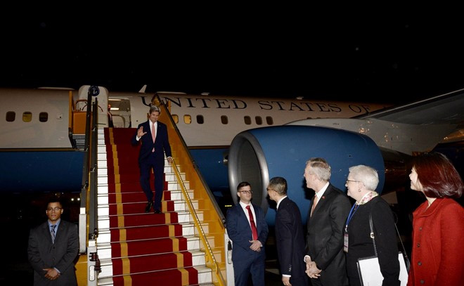 Ngoại trưởng John Kerry bước ra từ máy bay tại Nội Bài tối 12/1, đón ông là Đại sứ Mỹ Ted Osius. Ảnh: Facebook Đại sứ Ted Osius.