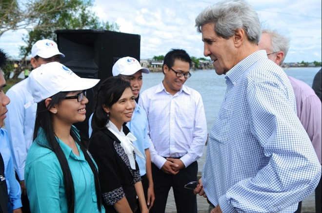 Chuyến thăm đầu tiên đến Việt Nam của ông John Kerry trên cương vị Ngoại trưởng diễn ra vào trung tuần tháng 12/2013. Trong ảnh, Phó Thủ tướng, Bộ trưởng Ngoại giao Phạm Bình Minh tiếp Bộ trưởng Ngoại giao John Kerry vào chiều 16/12/2013, tại Hà Nội. (Ảnh: TTXVN)