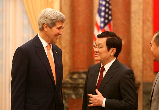 Lần thứ hai người đứng đầu ngành Ngoại giao Mỹ tới Việt Nam là chuyến thăm kéo dài 3 ngày từ 6-8/8/2015. Chuyến thăm theo lời mời của Phó Thủ tướng, Bộ trưởng Ngoại giao Phạm Bình Minh. Trong ảnh, Chủ tịch nước Trương Tấn Sang đón Ngoại trưởng John Kerry tại Phủ Chủ tịch (Ảnh: Dân Trí)