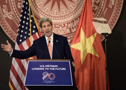 Trong chuyến thăm lần này, Ngoại trưởng John Kerry đã có bài phát biểu nhiều cảm xúc với chủ đề “Hoa Kỳ - Việt Nam: Hướng tới tương lai” (Ảnh: AFP)