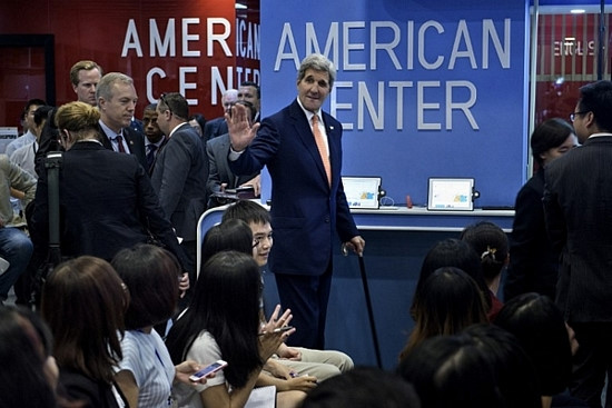 và trò chuyện trực tiếp với các sinh viên tại Đại sứ quán Mỹ ở Hà Nội. Trong cuộc trò chuyện với các sinh viên, ông Kerry đã trao đổi về hợp tác giáo dục và kế hoạch thành lập trường Đại học Fulbright Việt Nam tại TP.HCM. (Ảnh: AFP)