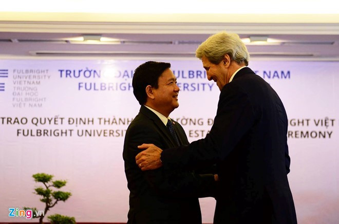 Ngoại trưởng Mỹ John Kerry trò chuyện thân mật cùng Bí thư Thành ủy TP.HCM Đinh La Thăng trong buổi lễ trao giấy phép thành lập cho Đại học Fulbright Việt Nam ngày 25/5/2016. Trước đó, tối 24/5, Bí thư Thành ủy Đinh La Thăng đã có cuộc trò chuyện thân mật với vị Ngoại trưởng  về mối quan hệ hai nước và sự phát triển của TP HCM.(Ảnh: Zing)