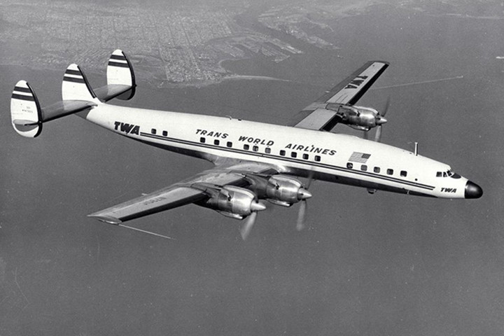 Chiếc Lockheed Constellation với cái đuôi khác biệt.