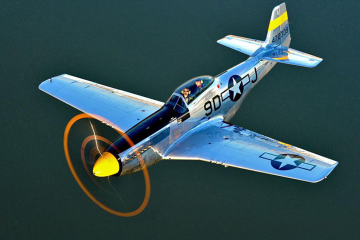 “Én bạc” North American P-51D Mustang.