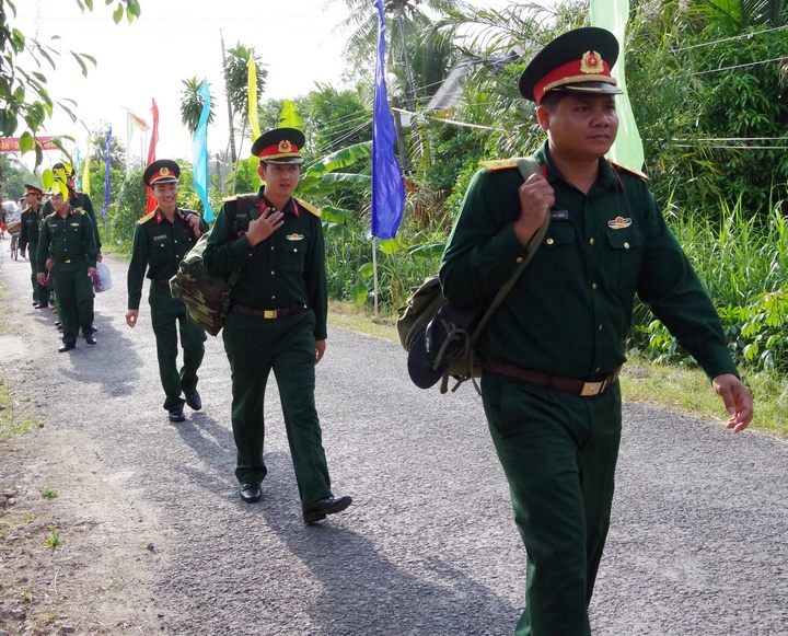 Bộ đội hành quân về địa điểm tổ chức các hoạt động vui đón Tết quân- dân.