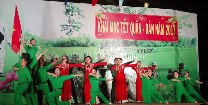 Chương trình giao lưu văn nghệ với nhiều tiết mục ca ngợi Đảng, Bác Hồ kính yêu, tình yêu quê hương và truyền thống vẻ vang của quân đội nhân dân Việt Nam.