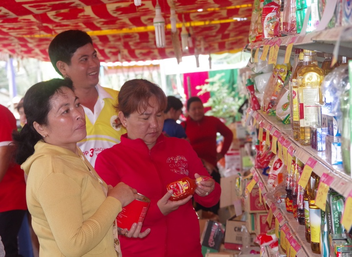 BTC phối hợp với Sở Nông nghiệp-  PTNT, Siêu thị Co.opmart Vĩnh Long tổ chức các gian hàng Việt, thu hút đông đảo người dân đến mua sắm.