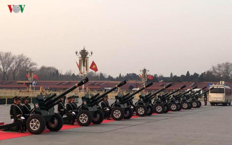 21 phát đại bác chào mừng Tổng Bí thư Nguyễn Phú Trọng và Đoàn đại biểu cấp cao Việt Nam rền vang bên ngoài Đại lễ đường nhân dân Bắc Kinh.