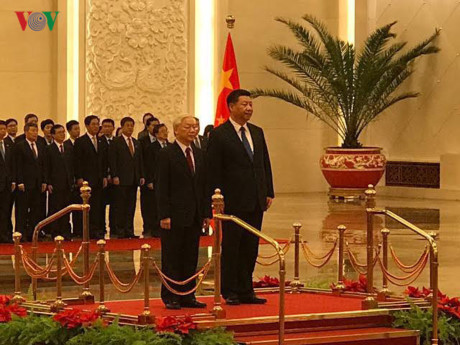 Đúng 16h30 chiều 12/1 (theo giờ địa phương), lễ đón chính thức Tổng Bí thư Nguyễn Phú Trọng và Đoàn đại biểu cấp cao Việt Nam thăm chính thức Trung Quốc được tổ chức trọng thể tại Đại lễ đường nhân dân ở thủ đô Bắc Kinh.