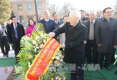 Tổng Bí thư Nguyễn Phú Trọng đặt hoa trước bức tượng Chủ tịch Hồ Chí Minh trong khuôn viên Đại sứ quán Việt Nam tại Trung Quốc. Ảnh: TTXVN.