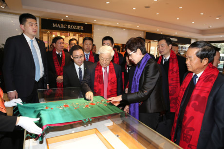Cũng trong sáng 15/1, Tổng Bí thư Nguyễn Phú Trọng đã đến thăm tập đoàn Vạn Sự Lợi- một doanh nghiệp hàng đầu của Chiết Giang và Trung Quốc trong lĩnh vực sản xuất tơ lụa.