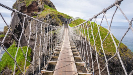 Cầu Carrick –a- Rede Rope, Bắc Ai Len: Mỗi năm có hơn 250.000 khách du lịch tới thăm địa điểm này. Cây cầu nằm ở độ cao khoảng 29 m nối đất liền với một hòn đảo cùng tên của cây cầu. Những vị khách du lịch can đảm vượt qua cây cầu dài khoảng 20 m này sẽ nhận được phần thưởng của mình đó là được ngắm nhìn khung cảnh tuyệt vời của Đảo Rathin, Scotland, và Biển Irish cùng với ít nhất là 4 loài chim địa phương.