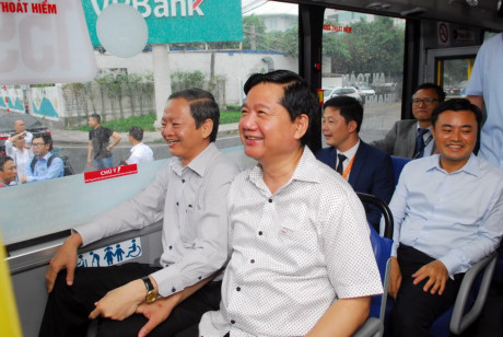 Bí thư Thành ủy Đinh La Thăng cùng lãnh đạo Thành phố trải nghiệm xe buýt mới số 195 đưa vào hoạt động từ sân bay Tân Sơn Nhất đi Bến xe An Sương và Bến xe Miền Đông. (Ảnh: Hoàng Hải/TTXVN)