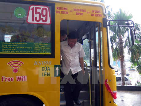 Bí thư Thành ủy Đinh La Thăng trải nghiệm tuyến xe buýt mới số 159. (Ảnh: Hoàng Hải/TTXVN)