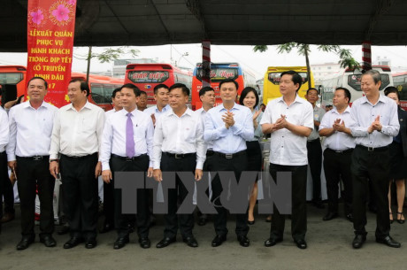 Bí thư Thành ủy Thành phố Hồ Chí Minh Đinh La Thăng đến dự, thăm hỏi động viên các lái xe và chúc tết người dân. (Ảnh: An Hiếu/TTXVN)