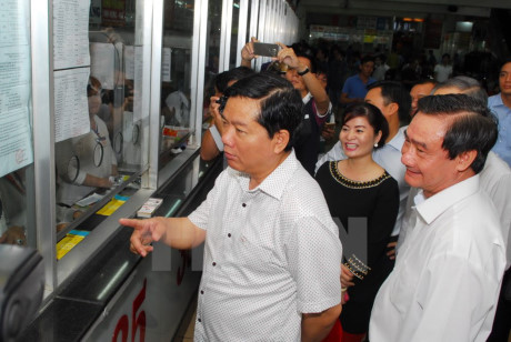 Bí thư Thành ủy Đinh La Thăng kiểm tra tình hình phục vụ Tết tại Biến xe Miền Đông. (Ảnh: Mạnh Linh/TTXVN)
