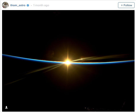 Ánh mặt trời ló rạng ngoài không gian (Nguồn: Instagram)