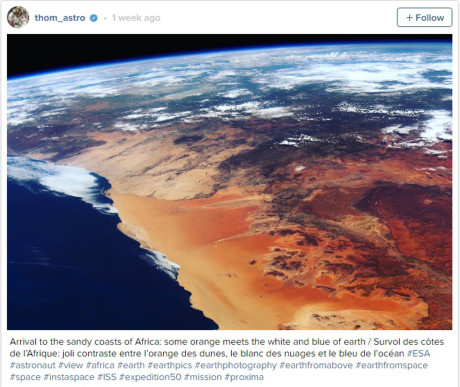 Bờ biển châu Phi với những dải cát màu cam (Nguồn: Instagram)