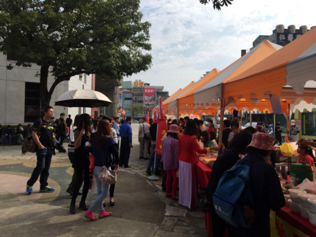 Chỉ khoảng 10 gian hàng, Hội chợ đã thu hút sự tham gia đông đảo của cộng đồng người Việt tại Đài Loan.