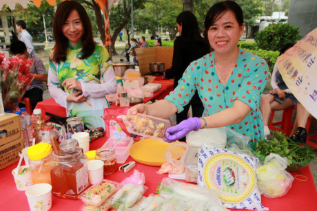Chị Nguyễn Thị Lý - qua Đài Loan đã 10 năm giới thiệu món chả nem do chính tay chị làm tại Hội chợ. Ngoài ra gian hàng của chị còn bán cà phê được lấy từ Đồng Nai - Việt Nam.