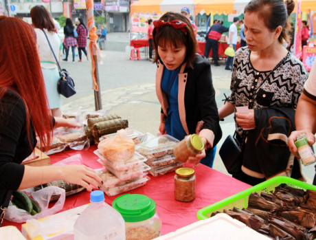 Các món ăn Việt dân giã được nhiều người mua.